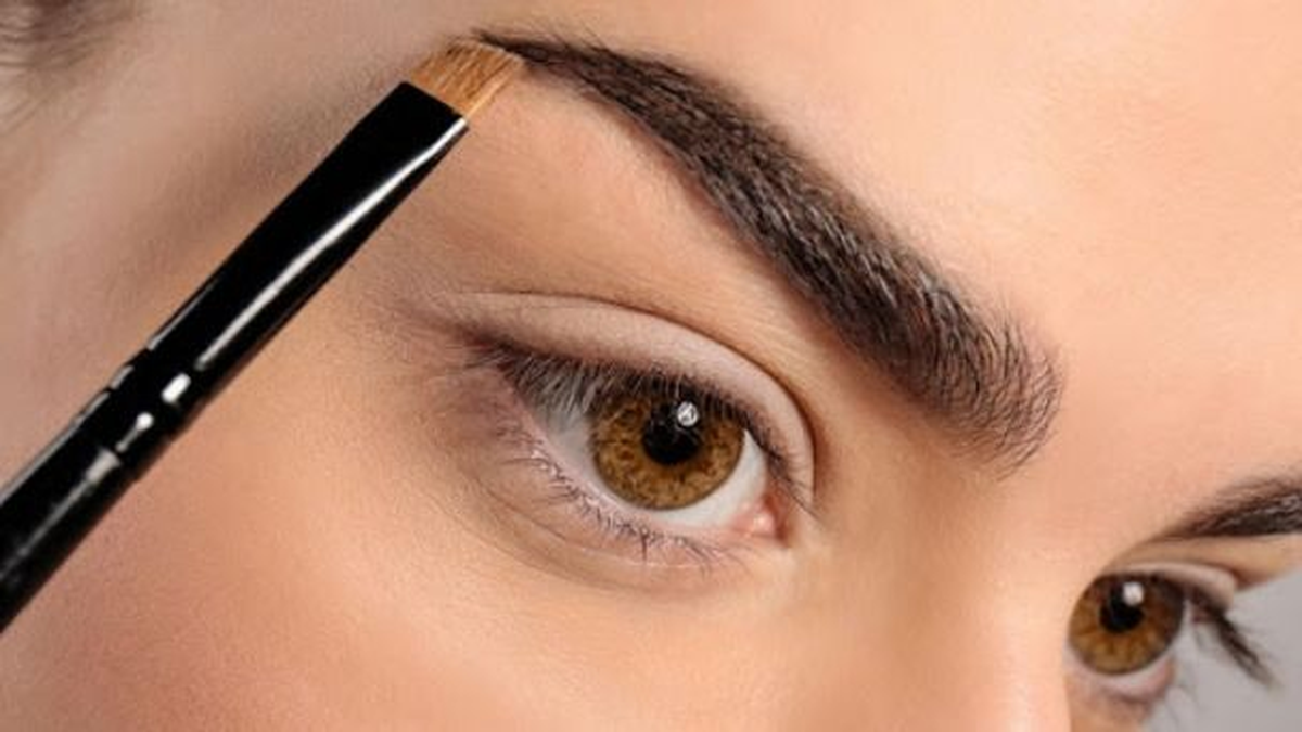 A veces, basta con peinar las cejas y aplicar un gel para fijar el vello en su lugar.