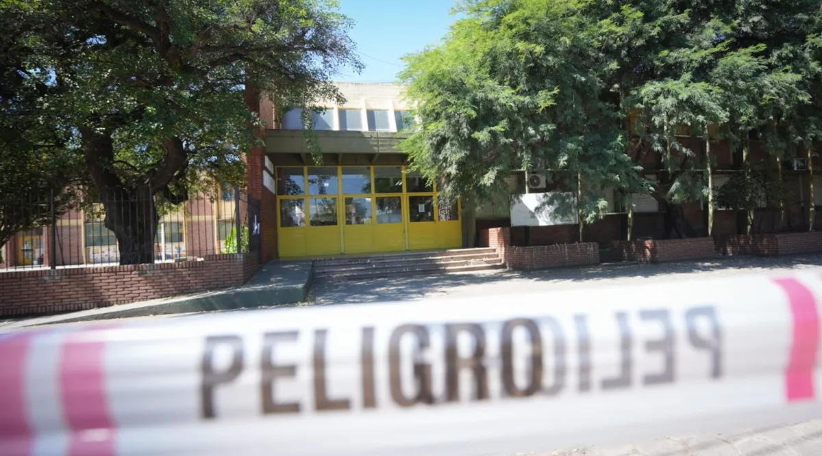 El crimen en San Cristóbal mantiene cerrada la escuela Mariano Moreno por la investigación.
