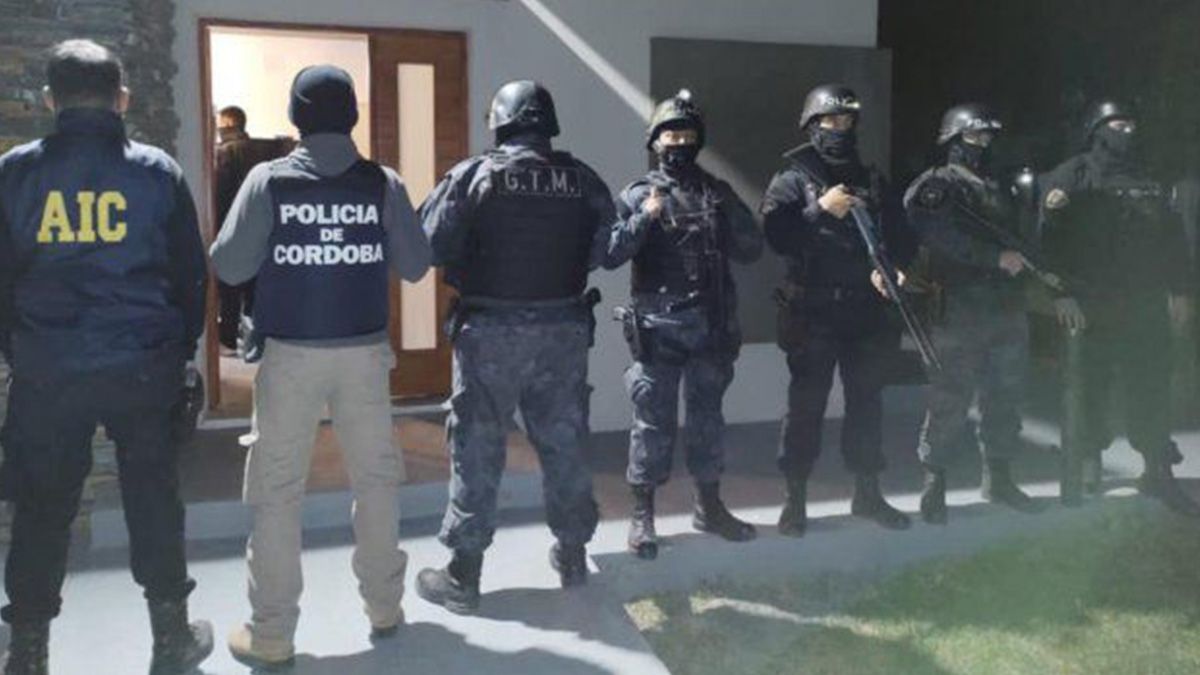 Un juez de Rosario liberó las órdenes de allanamiento para la vivienda de Roldán, donde fue detenida la líder de la banda, Griselda Verónica Ivanovich, su pareja Celeste D., de 19 años, y una amiga de ambas, Vanesa Jazmin T., de 18, domiciliada en Oroño al 4800, donde se asienta la comunidad gitana de Rosario.