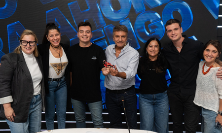 Luis Mino junto al nuevo equipo de Ahora Vengo para el sábado. Luis Mino junto al nuevo equipo de Ahora Vengo para el sábado.