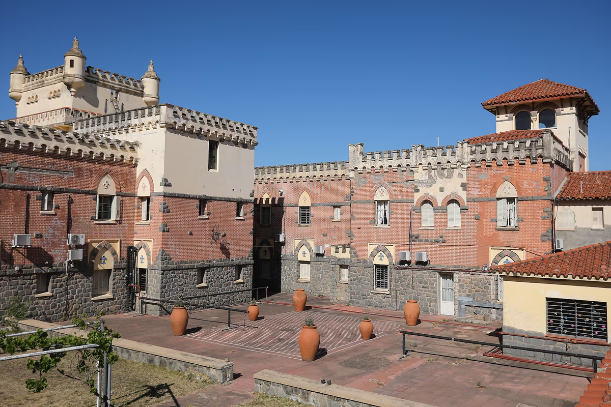 El Castillo Hotel Fábrega está situado a solo 1 kilómetro de Valle Hermoso. El Castillo Hotel Fábrega está situado a solo 1 kilómetro de Valle Hermoso.