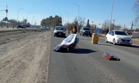 Viral: coche fúnebre perdió el ataúd y el cuerpo terminó en medio de la ruta. Viral: coche fúnebre perdió el ataúd y el cuerpo terminó en medio de la ruta.