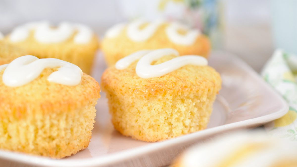 Cómo hacer los cupcakes de limón en licuadora más ricos y esponjosos: la receta sencilla y con pocos ingredientes