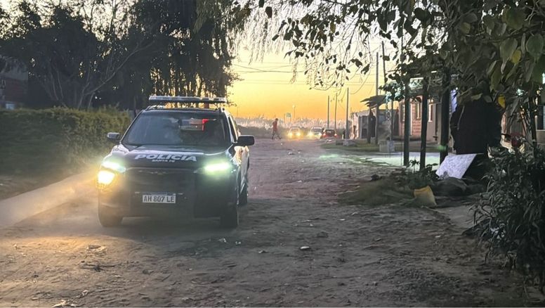 Tensión en Villa del Parque: al menos diez personas agredieron a piedrazos a la Policía
