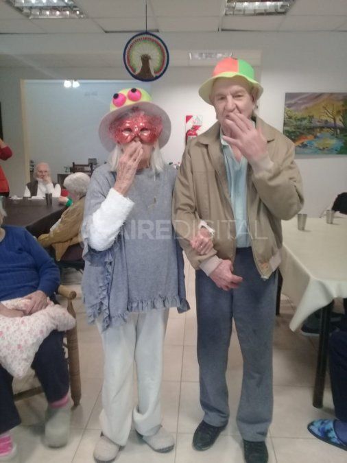 Dos de los ancianos de la residencia de Gobernador Crespo fueron elegidos reyes de la primavera.&nbsp;