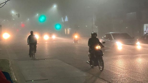 Este fenómeno no solo reduce la visibilidad en calles y rutas, sino que también genera un aumento en la humedad ambiental, lo que puede afectar el estado de la calzada.