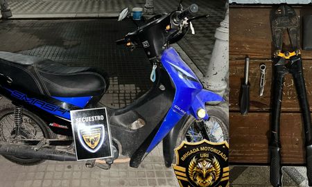 Los efectivos policiales recuperaron la motocicleta tras el robo y secuestraron elementos de corte. Los efectivos policiales recuperaron la motocicleta tras el robo y secuestraron elementos de corte.