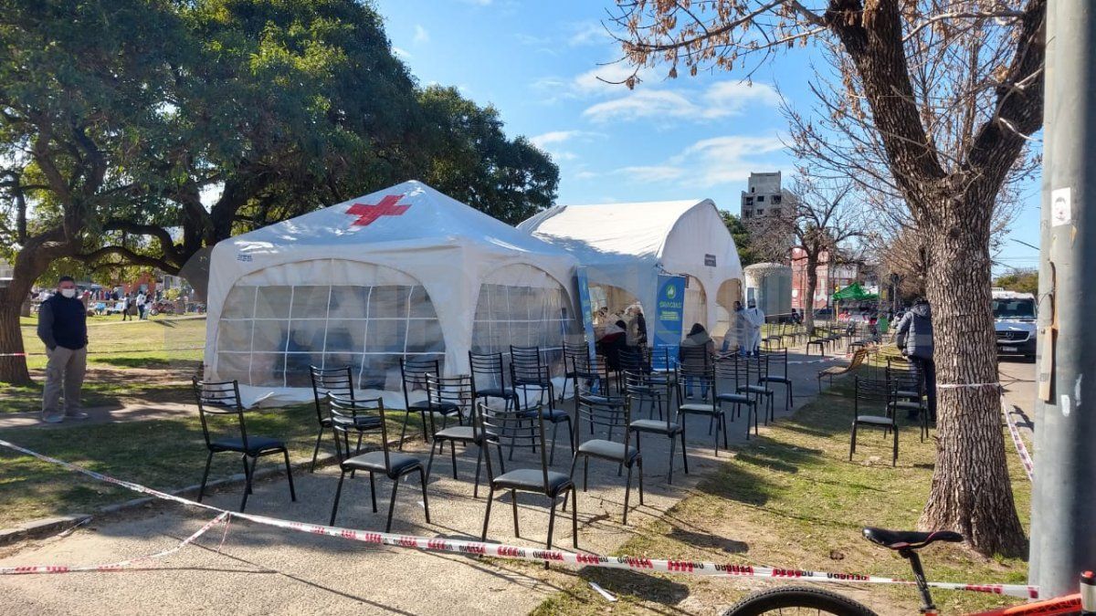 Al lado de la feria de la Estación Mitre se instaló una carpa sanitaria. 