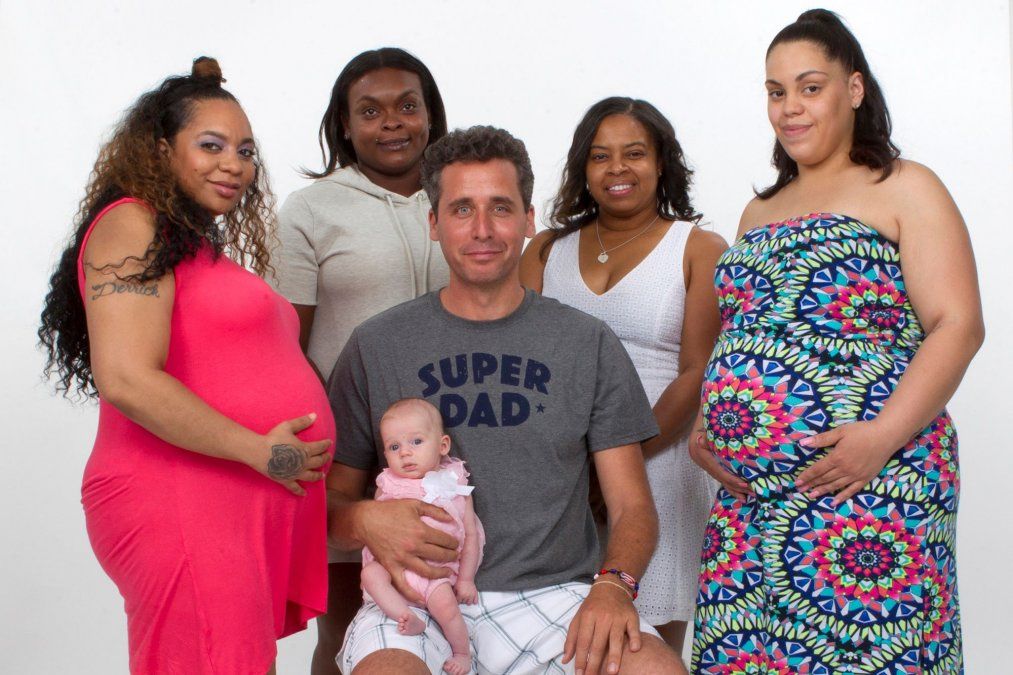 Ari Nagel se convirtió en el esperminador y posa junto a algunas de las mujeres que embarazó. 