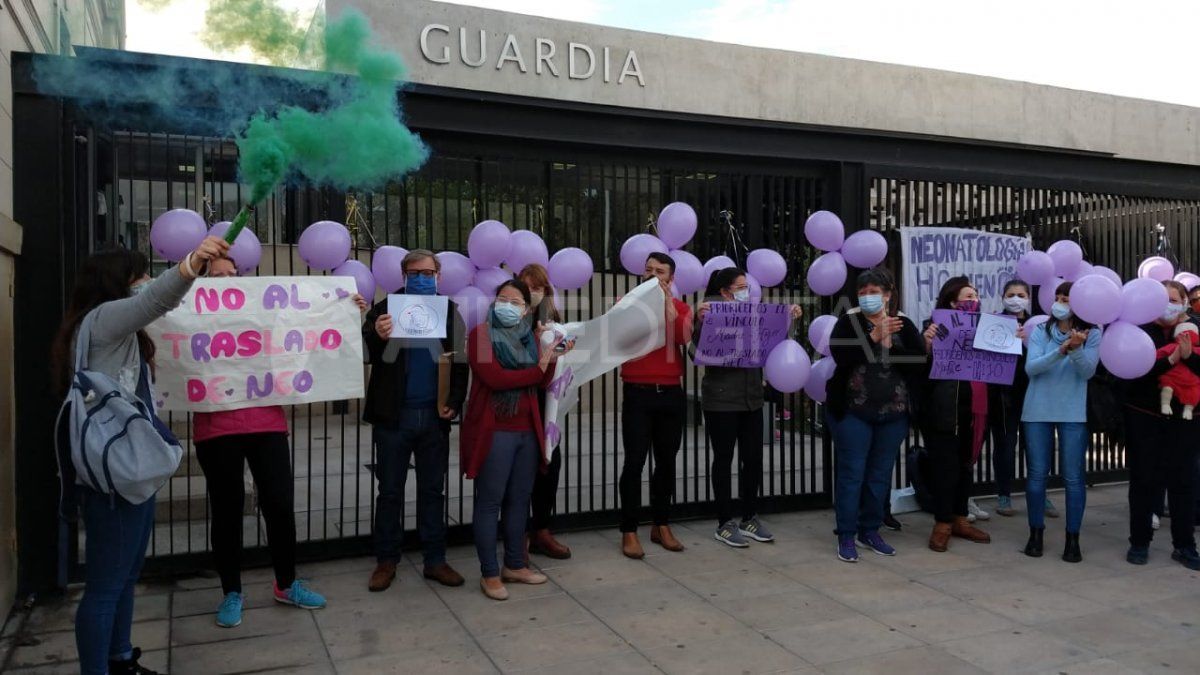 Los trabajadores de la neonatología del Hospital Cullen se manifestaron en contra del traslado del área al Alassia. 