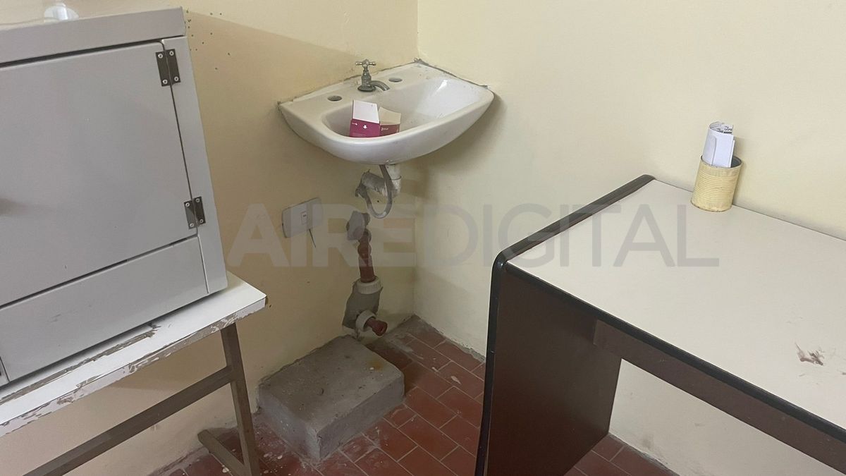 Los delincuentes se llevaron la bomba centrífuga que abastece de agua al centro de salud.