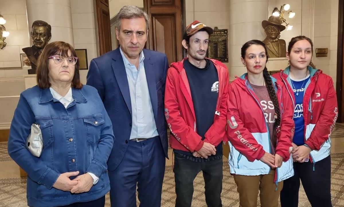 El diputado Oscar Martinez y Graciela Brondino, de la Asociación de Víctimas, estuvieron en la explanada de la Legislatura apoyando el reclamo de los cadetes. El diputado Oscar Martinez y Graciela Brondino, de la Asociación de Víctimas, estuvieron en la explanada de la Legislatura apoyando el reclamo de los cadetes.