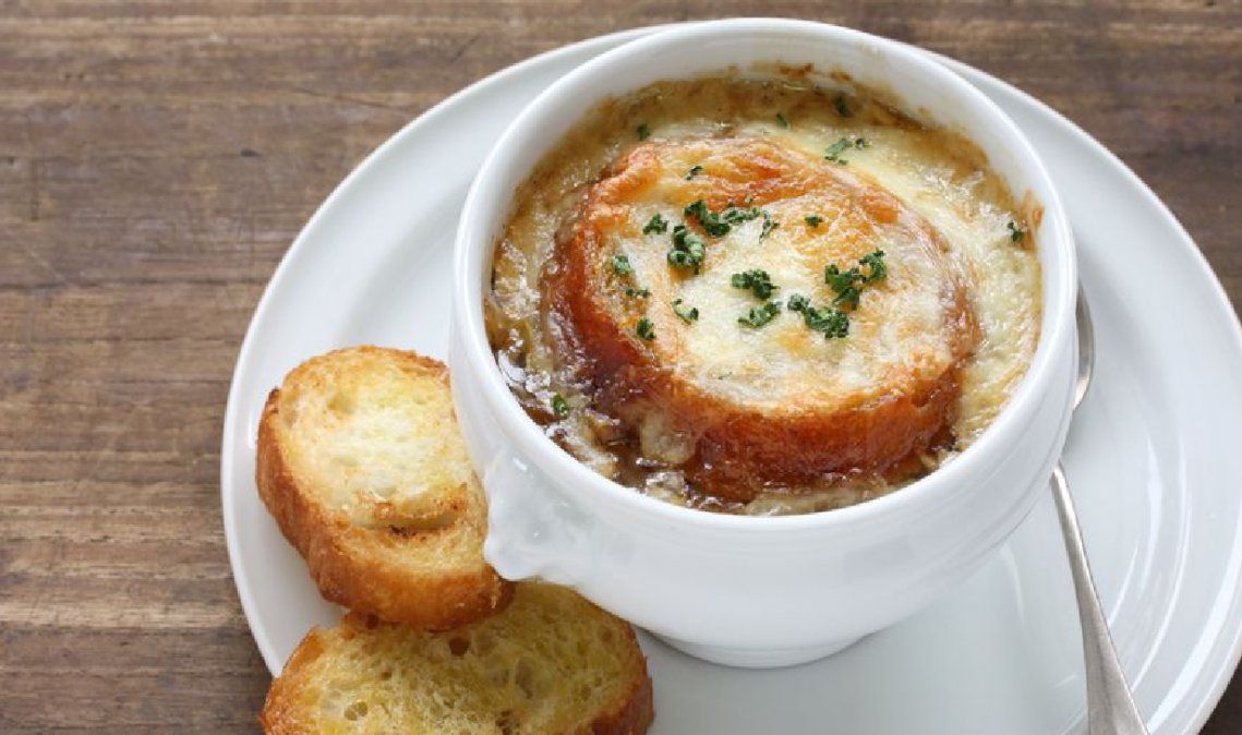 Cómo preparar una sopa de cebollas gratinada al estilo francés