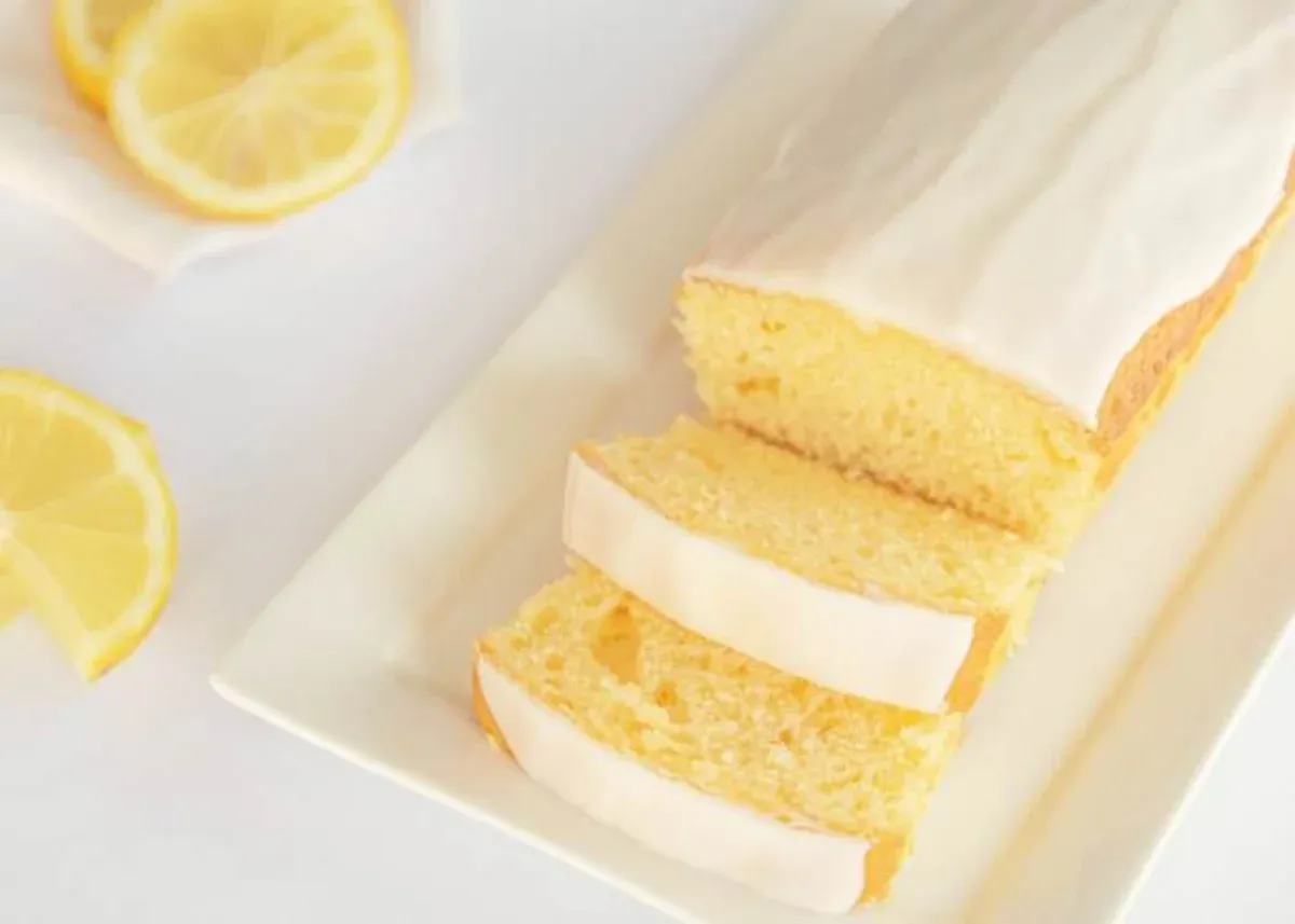 El budín de limón y yogur es una opción perfecta para disfrutar en la merienda. El budín de limón y yogur es una opción perfecta para disfrutar en la merienda.