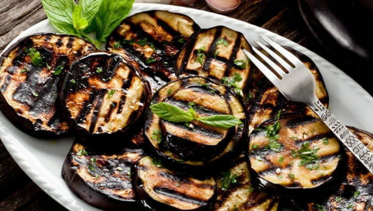 Las antocianinas de la berenjena genera nuevos vasos sanguíneos en el tumor, reduciendo la inflamación y bloqueando las enzimas que ayudan a que las células cancerosas se propaguen.