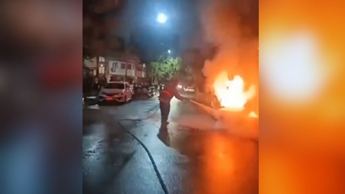 Un auto se prendió fuego en Mitre y Castellanos, en los primeros minutos del sábado. Un auto se prendió fuego en Mitre y Castellanos, en los primeros minutos del sábado.