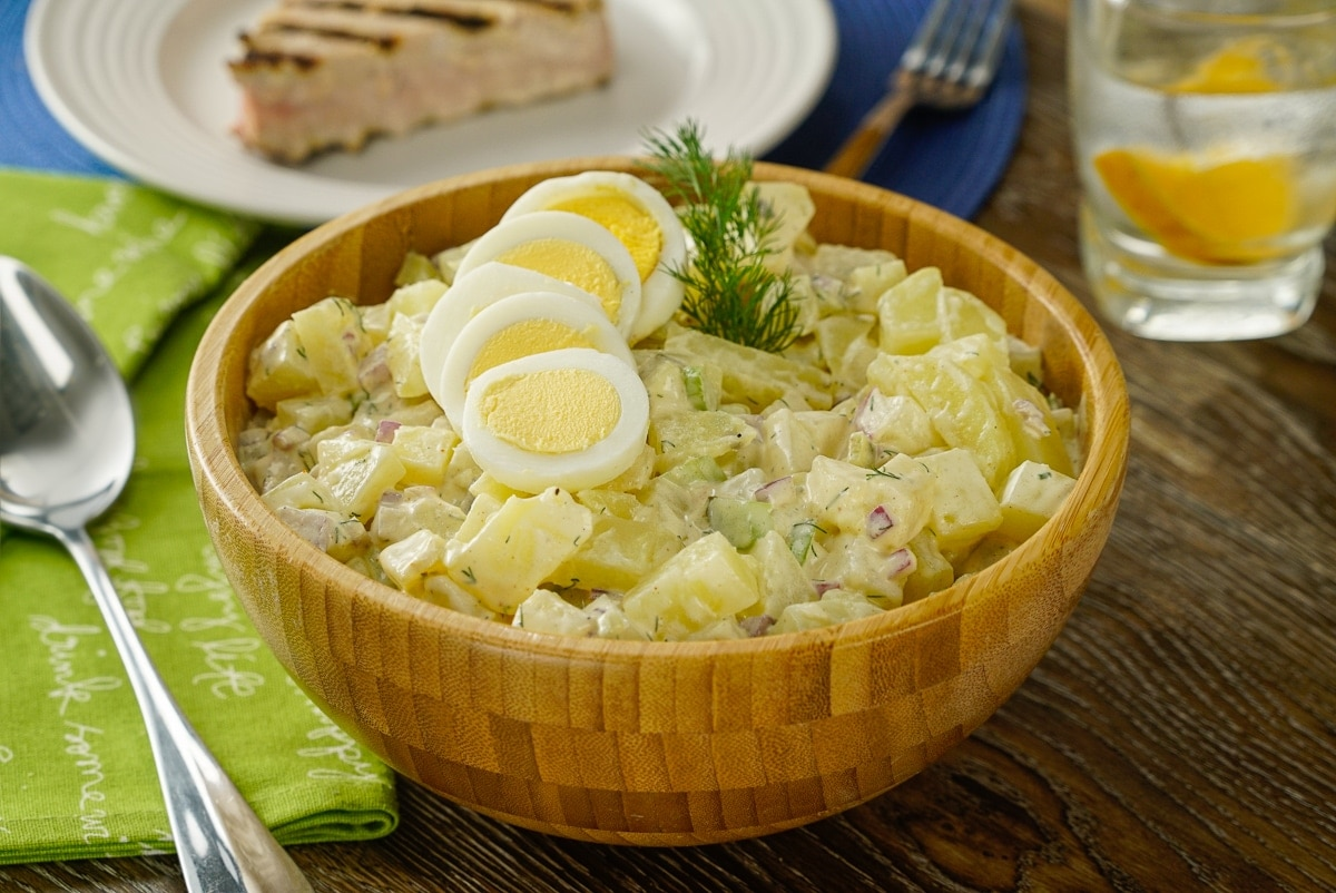 Ensaladas de papa y huevo reversionadas: 3 recetas únicas que debés probar