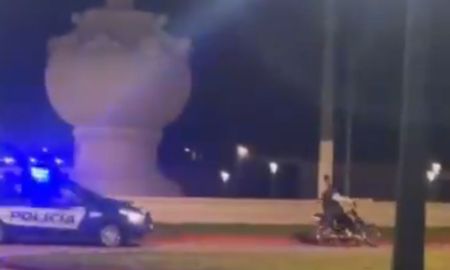 El insólito momento en que un patrullero persigue a una moto en una rotonda. El insólito momento en que un patrullero persigue a una moto en una rotonda.