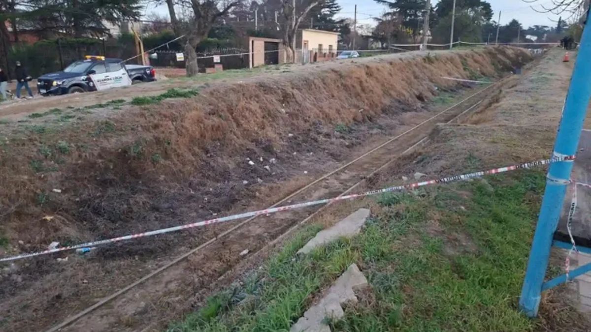 Efectivos de la Departamental Punilla Norte custodiaron el perimetro ferroviario mientras aguardaban la llegada del transporte de la morgue judicial de Córdoba.