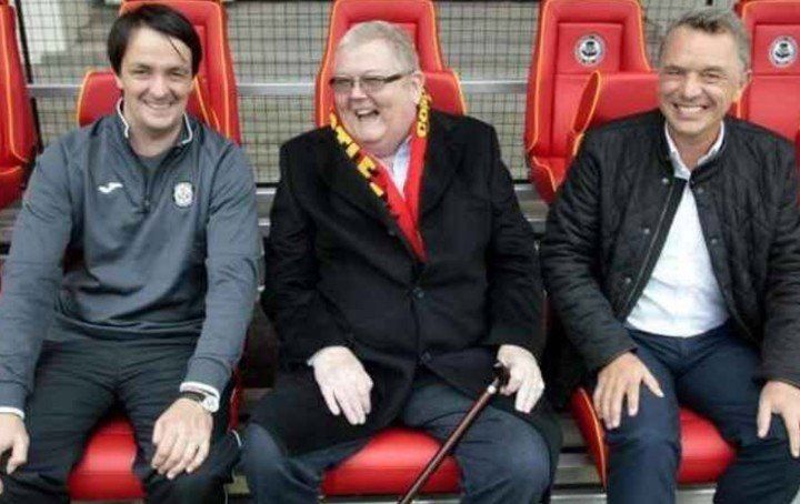 COLIN WEIR (EN EL CENTRO), TRAS COMPRAR EL EQUIPO DEL CUAL ERA HINCHA. FOTO: @JAVIALONSORDZ