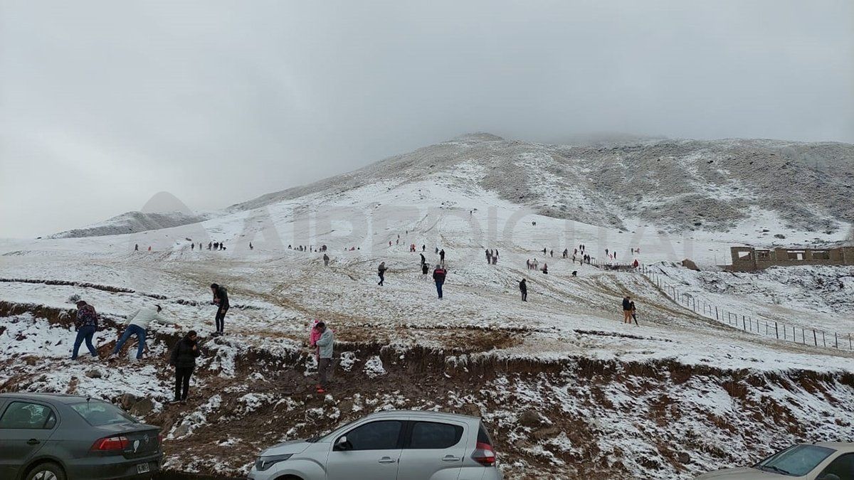 Decenas de personas disfrutan la nieve en Tafí del Valle este domingo.