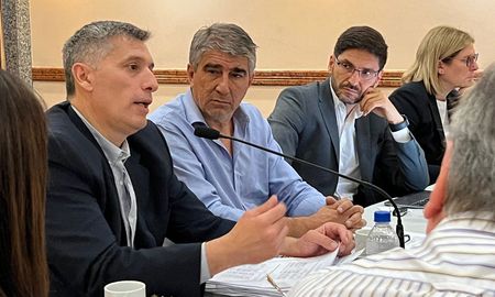 El titular de la cartera económica de la provincia de Santa Fe, Pablo Olivares, explicó los alcances de lo anunciado y cómo repercutirá en las arcas santafesinas. El titular de la cartera económica de la provincia de Santa Fe, Pablo Olivares, explicó los alcances de lo anunciado y cómo repercutirá en las arcas santafesinas.