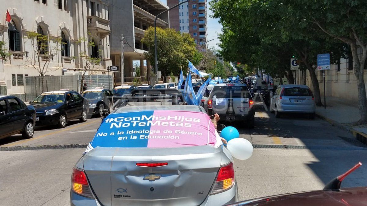 Largas filas de autos se movilizaron en el centro de la ciudad.