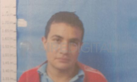 Daniel Alejandro Barrios de 19 años se hizo presente en sede policial junto a su abogado, para “entregarse” luego de la fuga que se originó el domingo Daniel Alejandro Barrios de 19 años se hizo presente en sede policial junto a su abogado, para “entregarse” luego de la fuga que se originó el domingo