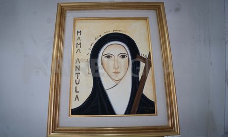 El documental presenta testimonios reveladores sobre la vida y los milagros de la primera santa argentina, Mama Antula. El documental presenta testimonios reveladores sobre la vida y los milagros de la primera santa argentina, Mama Antula.