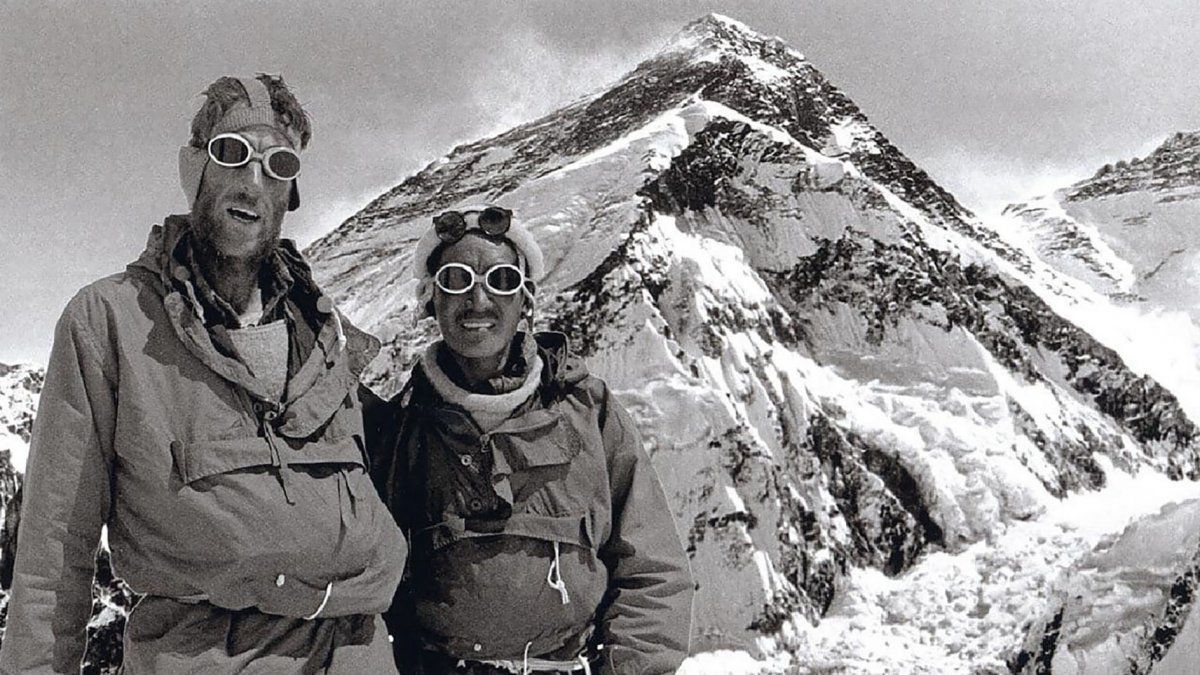 Hillary y Tenzing con el imponente Everest detrás. La expedición fue instalando campamentos a distintas alturas para ir aclimatándose y, la última noche antes de llegar a la cumbre, la pasaron en el Campo IX, a 8500 msnm, con temperaturas de 35º bajo cero y muy fuertes vientos, con ráfagas que cambian constantemente de dirección. Hillary y Tenzing con el imponente Everest detrás. La expedición fue instalando campamentos a distintas alturas para ir aclimatándose y, la última noche antes de llegar a la cumbre, la pasaron en el Campo IX, a 8500 msnm, con temperaturas de 35º bajo cero y muy fuertes vientos, con ráfagas que cambian constantemente de dirección.