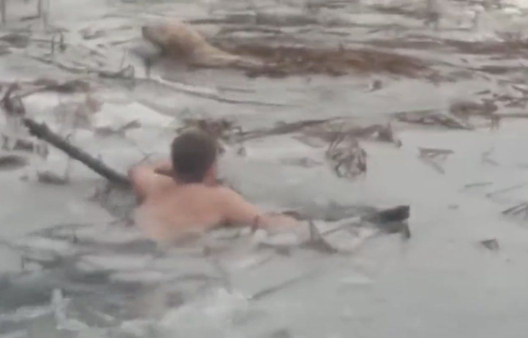 Ejemplo a seguir: dos guardias civiles se zambulleron a un lago helado y rescataron a un perro