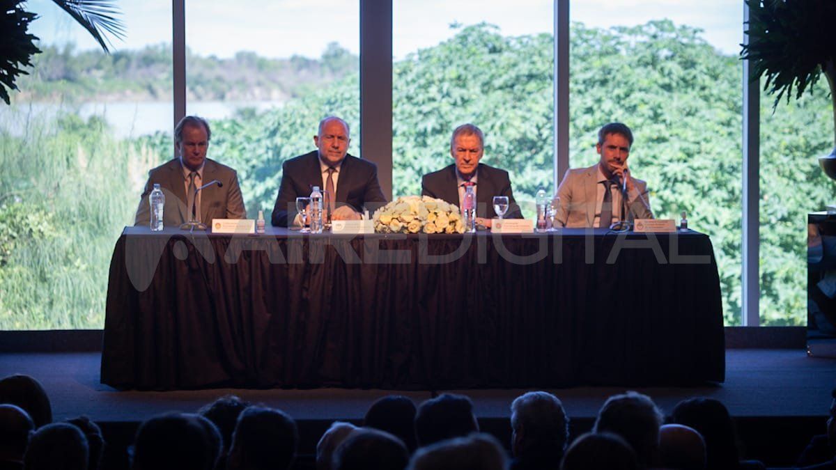 El gobernador de Santa Fe, Omar Perotti, fue el anfitrión de la 15° reunión institucional de la Región Centro.  