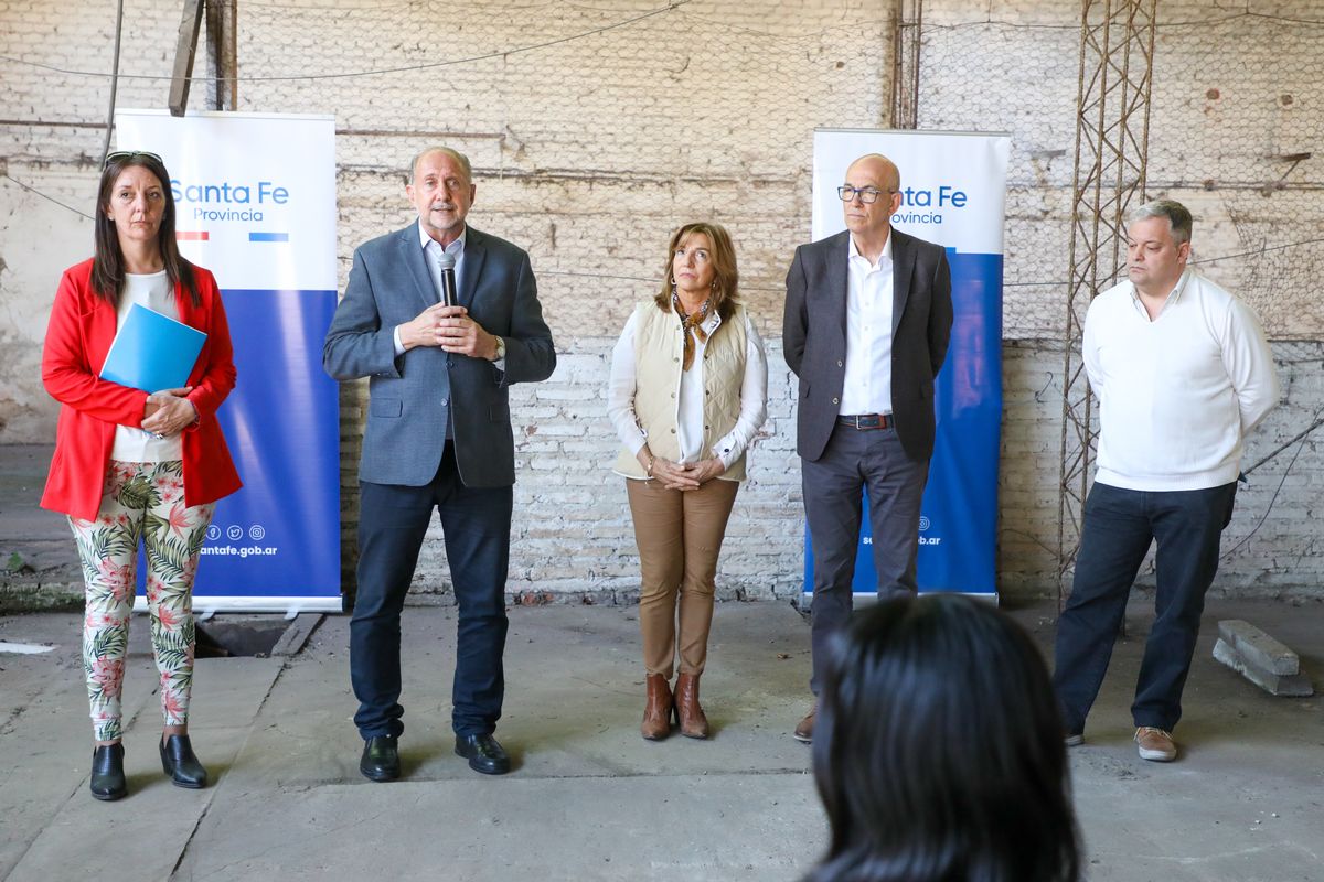 El gobernador de la provincia de Santa Fe encabezó este viernes el acto de firma del acta. El gobernador de la provincia de Santa Fe encabezó este viernes el acto de firma del acta.