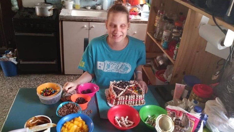 Una mamá ciega prepara y vende alimentos para ganarse la vida