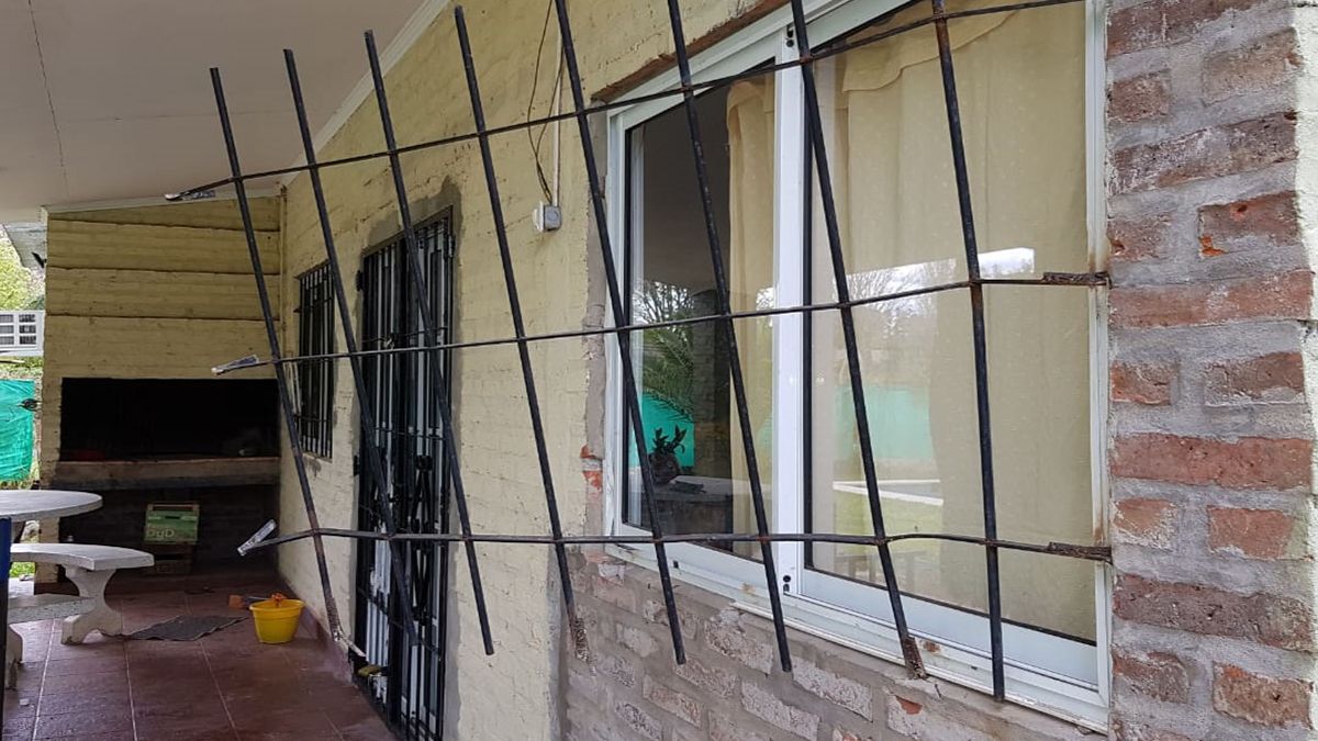 La casa quinta. Los delincuentes rompieron la reja y se llevaron los electrodomésticos.