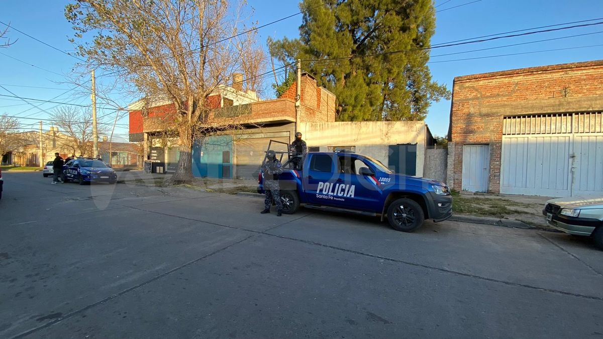 En la zona de Mitre y Espora se allanaron tres casas, con resultados positivos. En la zona de Mitre y Espora se allanaron tres casas, con resultados positivos.
