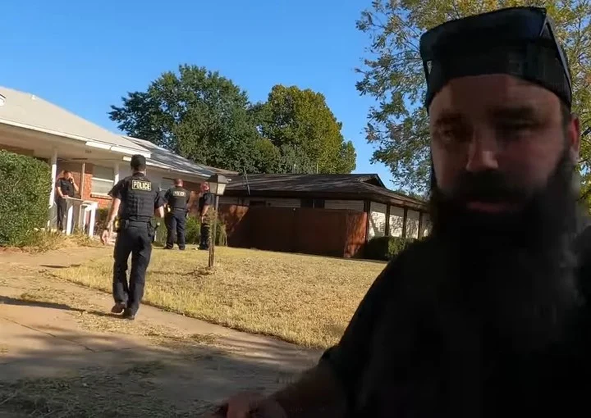 Instante. La policía le dijo que había un cuerpo adentro de la vivienda. Foto: captura/YouTube " Lawn Care Juggernaut".