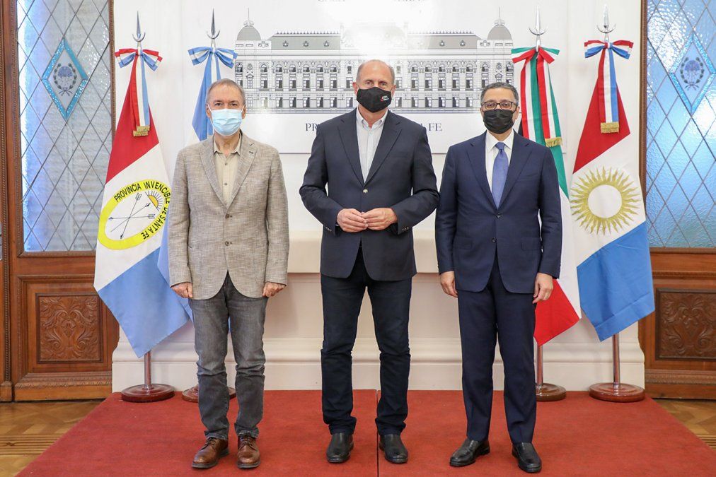 Los gobernadores de Santa Fe y Córdoba junto al representante kuwaití por el crédito que permitirá la construcción del acueducto interprovincial.