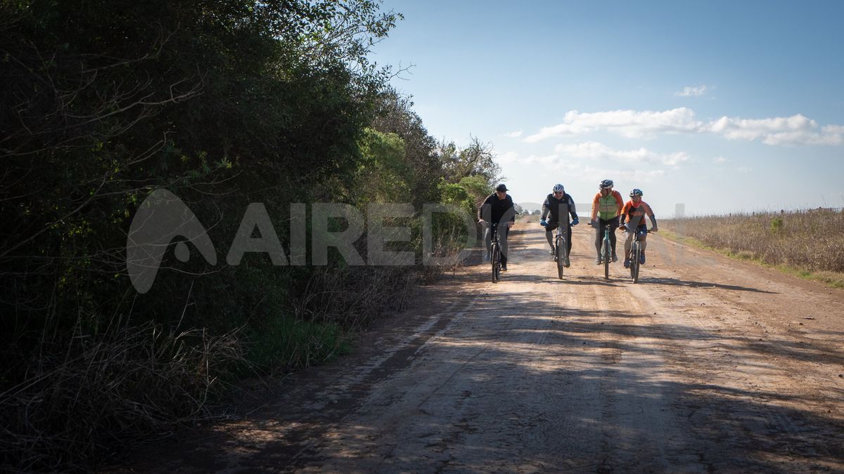 Los ciclistas disfrutan la tranquilidad y los paisajes del campo santafesino. Los ciclistas disfrutan la tranquilidad y los paisajes del campo santafesino.