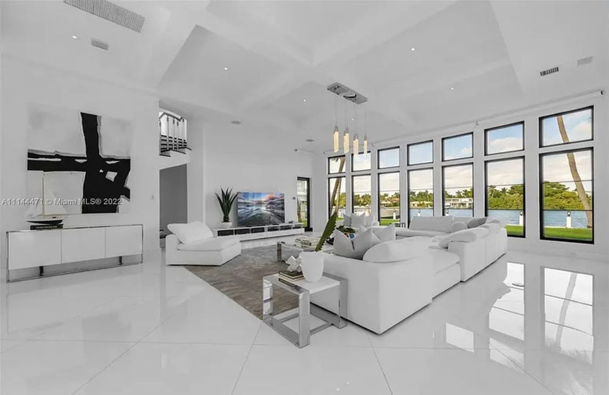 La mansión del Kun Agüero en Florida cuenta con amplios ambientes en puro mármol blanco.