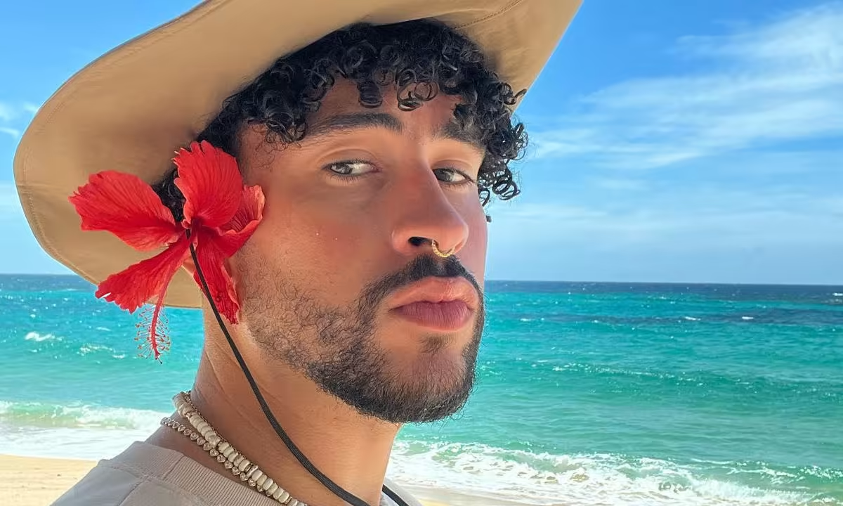 Bad Bunny rompe estereotipos y besa a un hombre en los MTV VMAs 2022
