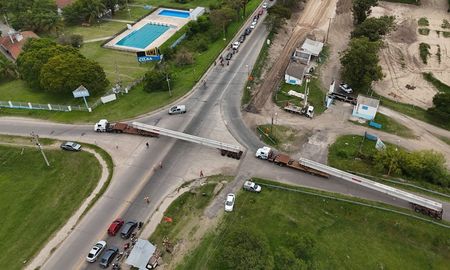 Así fue el traslado de las primeras vigas longitudinales desde San Luis hacia el obrador del nuevo puente Santa Fe - Santo Tomé. Así fue el traslado de las primeras vigas longitudinales desde San Luis hacia el obrador del nuevo puente Santa Fe - Santo Tomé.