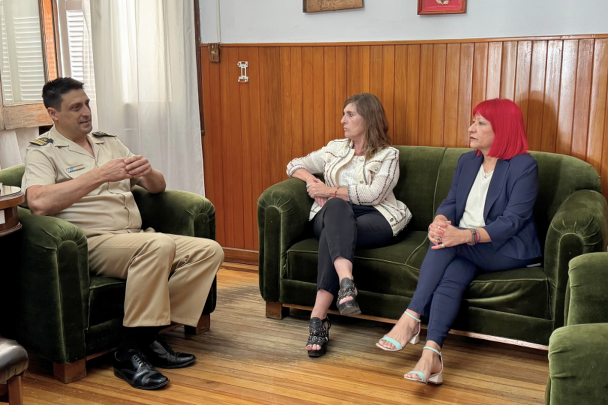 El nuevo jefe de la Prefectura Naval Argentina en Santa Fe, Juan Carlos Debailleux, se reunió con la presidenta del Concejo, Adriana Molina, y la concejala Violeta Quiroz. El nuevo jefe de la Prefectura Naval Argentina en Santa Fe, Juan Carlos Debailleux, se reunió con la presidenta del Concejo, Adriana Molina, y la concejala Violeta Quiroz.