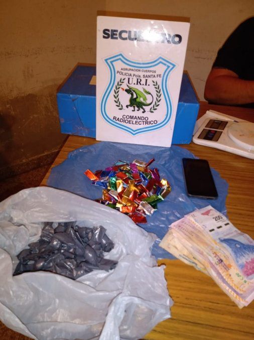 En el interior de la casa, los policías incautaron 195 envoltorios con estupefacientes fraccionados listo para su comercialización