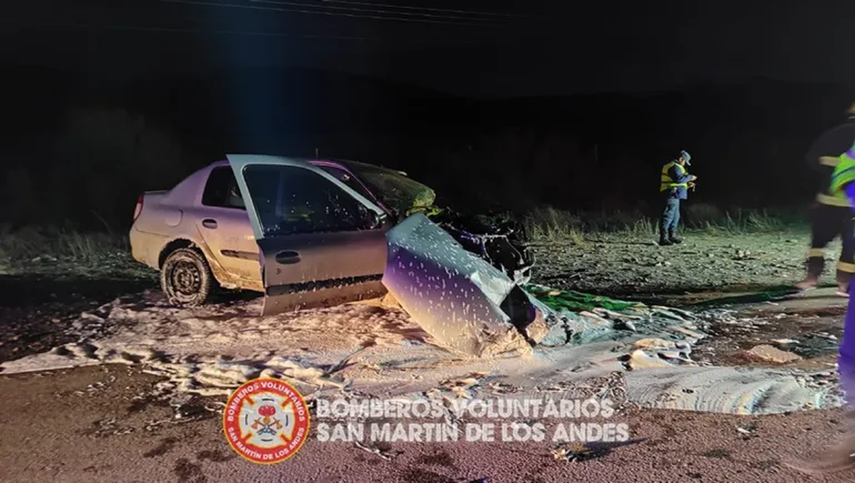 Los bomberos tuvieron que rescatar a uno de los conductores. (Foto: Gentileza Bomberos Voluntarios San Martín de los Andes) Los bomberos tuvieron que rescatar a uno de los conductores. (Foto: Gentileza Bomberos Voluntarios San Martín de los Andes)