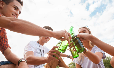 El consumo episódico excesivo o binge drinking representa un grave riesgo para la salud de los jóvenes al aumentar la probabilidad de daño hepático agudo.