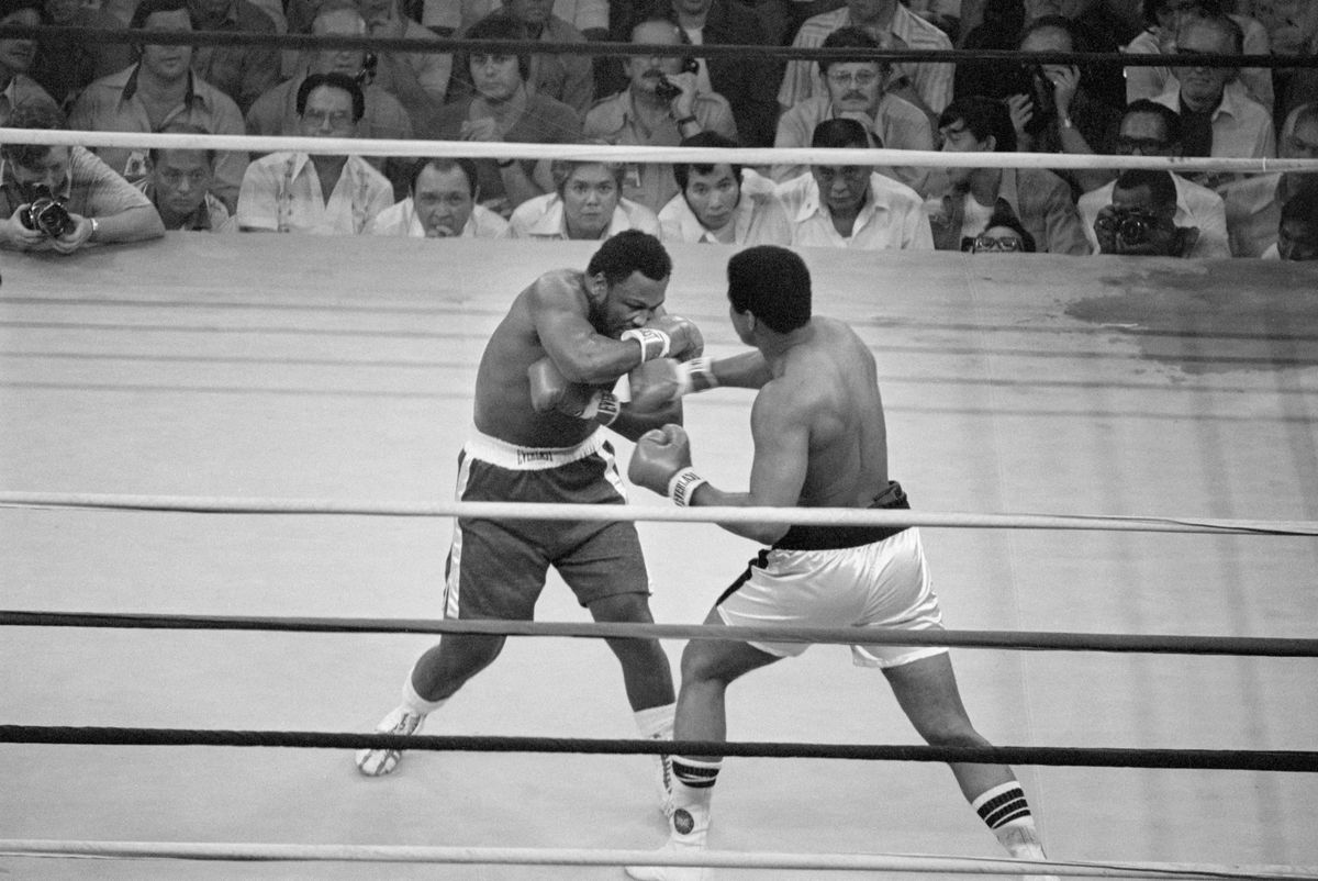 Para que se viera en horario central en los Estados Unidos, la pelea empezó a las 10.45 de la mañana –hora filipina– del miércoles 1 de octubre de 1975. En territorio estadounidense, se desarrolló el martes 30 de septiembre, y comenzó a las 21.45 en Nueva York, a las 20.45 en Chicago, y a las 18.45 en Los Ángeles. Por eso, al combate se lo recuerda con las dos fechas. Para que se viera en horario central en los Estados Unidos, la pelea empezó a las 10.45 de la mañana –hora filipina– del miércoles 1 de octubre de 1975. En territorio estadounidense, se desarrolló el martes 30 de septiembre, y comenzó a las 21.45 en Nueva York, a las 20.45 en Chicago, y a las 18.45 en Los Ángeles. Por eso, al combate se lo recuerda con las dos fechas.