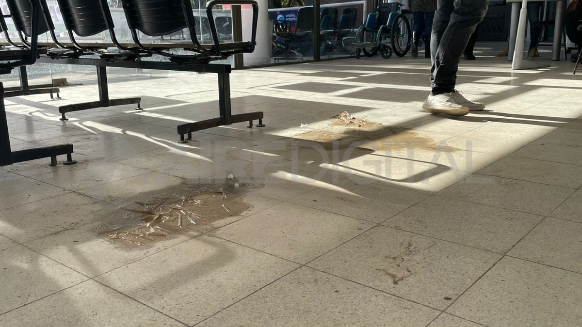 Las huellas que dejan las goteras del techo en la sala de espera están a la vista.