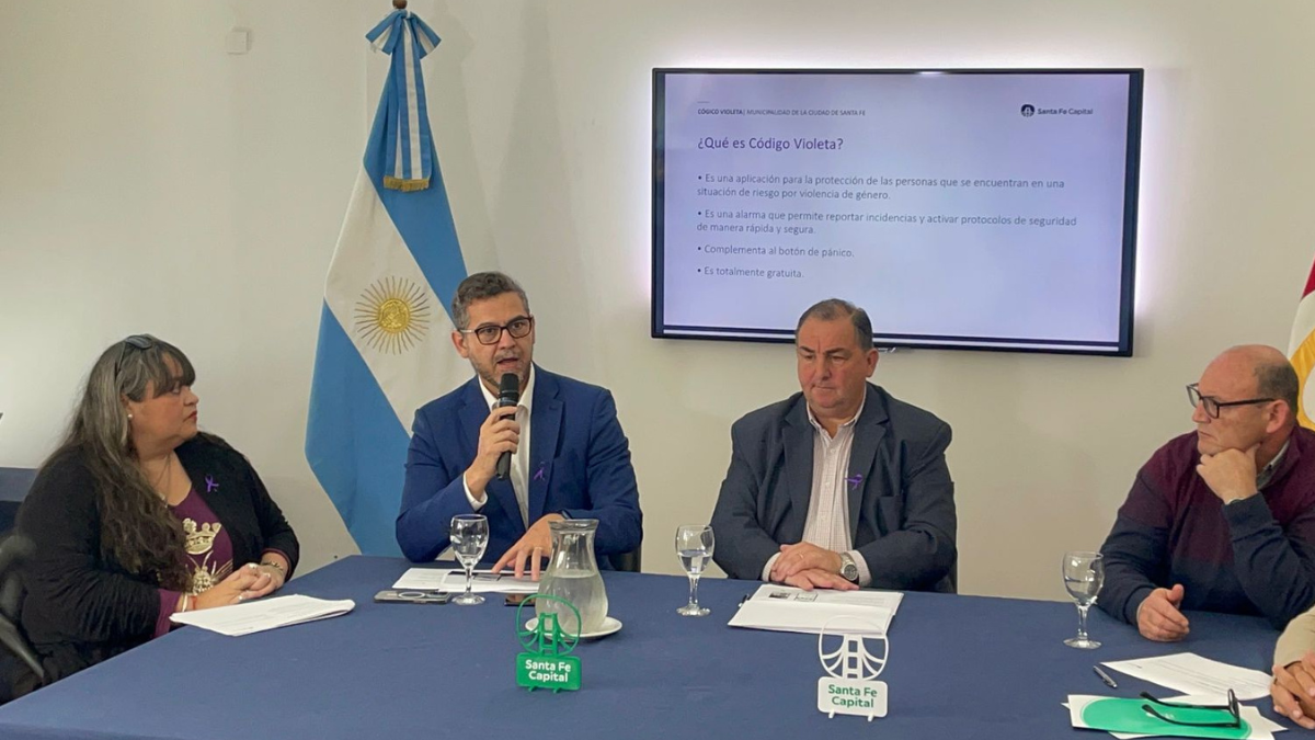 El intendente Juan Pablo Poletti, Mariela Cordero y Sebastián Mastropaolo encabezaron el lanzamiento de la app "Código Violeta". El intendente Juan Pablo Poletti, Mariela Cordero y Sebastián Mastropaolo encabezaron el lanzamiento de la app "Código Violeta".