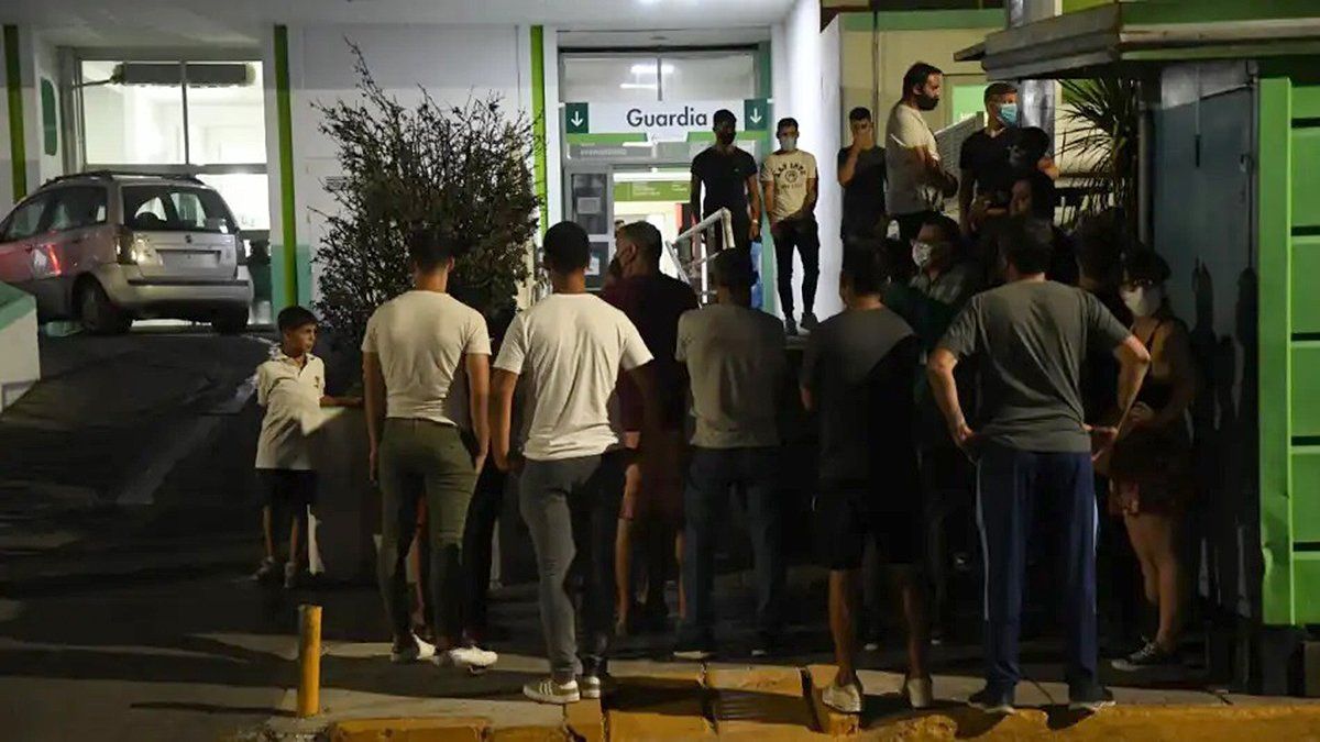 Cocaína envenenada: familiares de los internados en la guardia del hospital de Hurlingham.